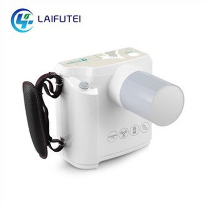 Dentali Veterinarju li jinżamm fl-idejn X Ray